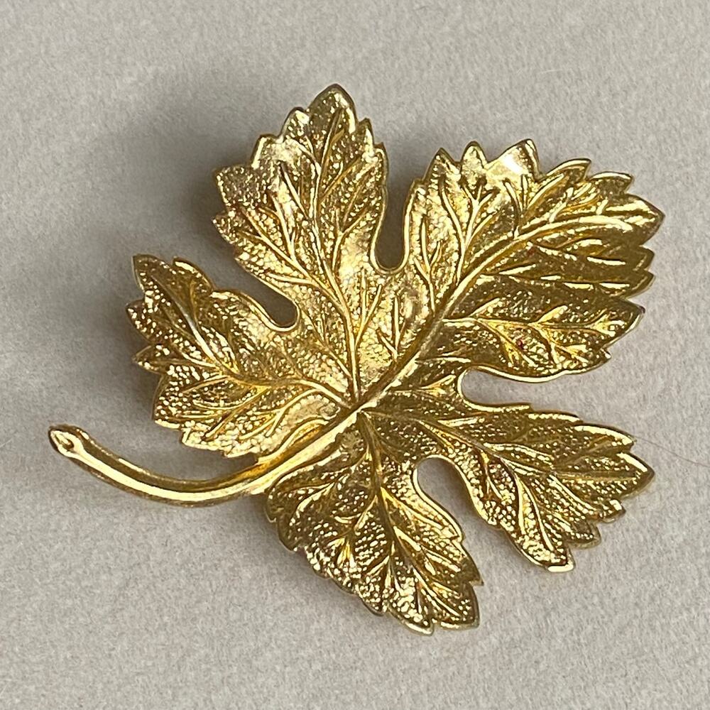 Vintage Gold Tone Realistic Maple Leaf Brooch Textured Veins Unsigned 2" Tall